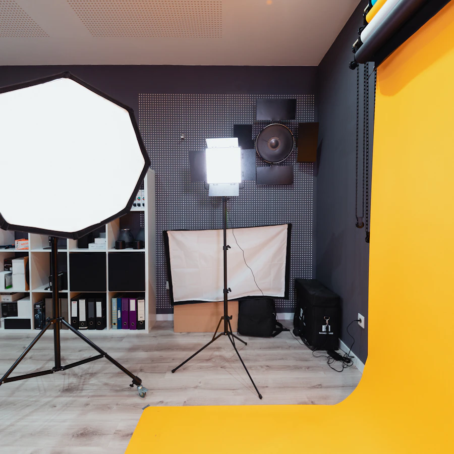 Studiová scéna se světlem, stativem a neutrálním pozadím